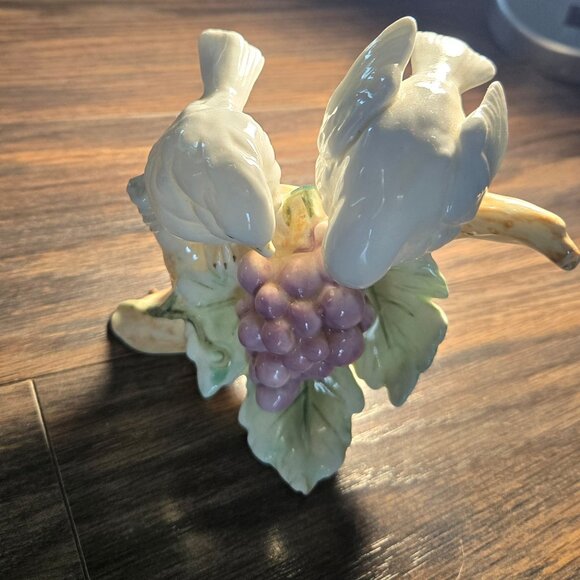 Vintage CAPODIMONTE Porcelain Figurine of Two Sparrows Perched Upon Grapevine - Picture 3 of 8